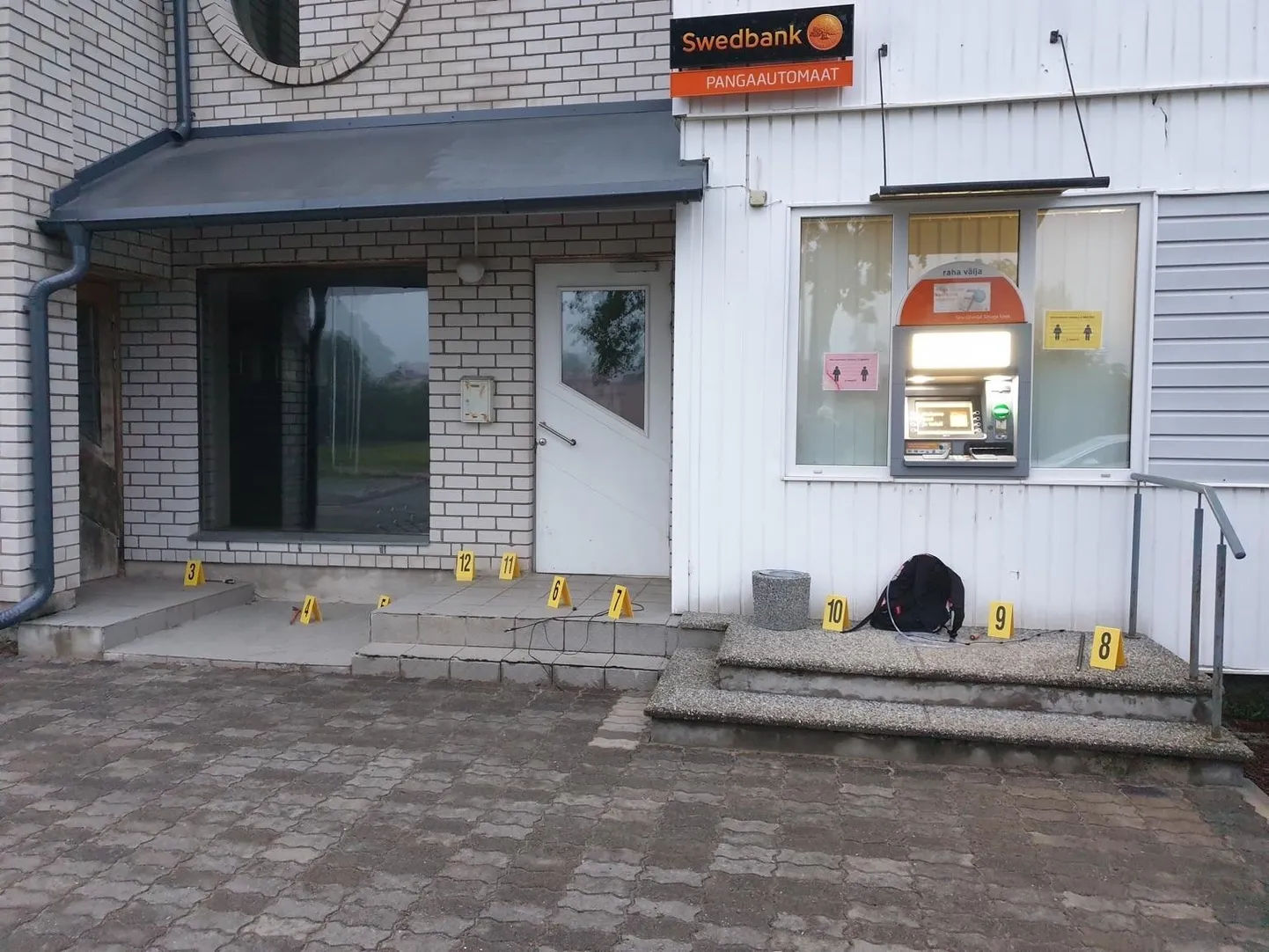 Kurikaelte lõhutud pangaautomaat Häädemeestel.