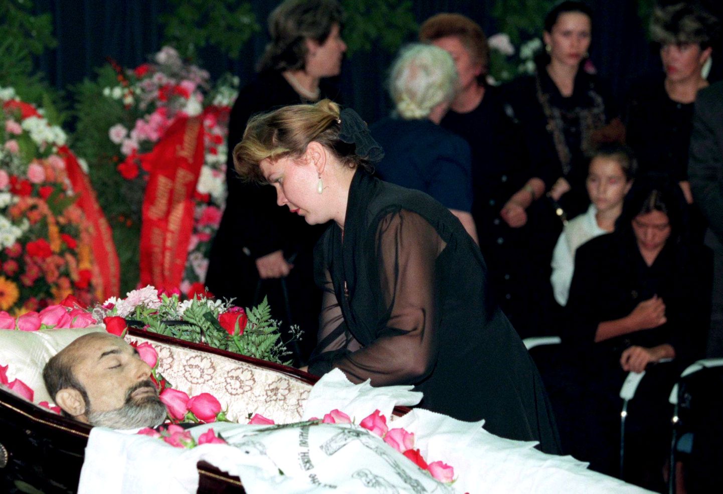 Pankur Ivan Kivelidi matused 1995. aasta augustis. Kohtudokumentide järgi surid Kivelidi ja tema sekretär Zara Ismailova Novitšokiga mürgitamise tagajärjel.