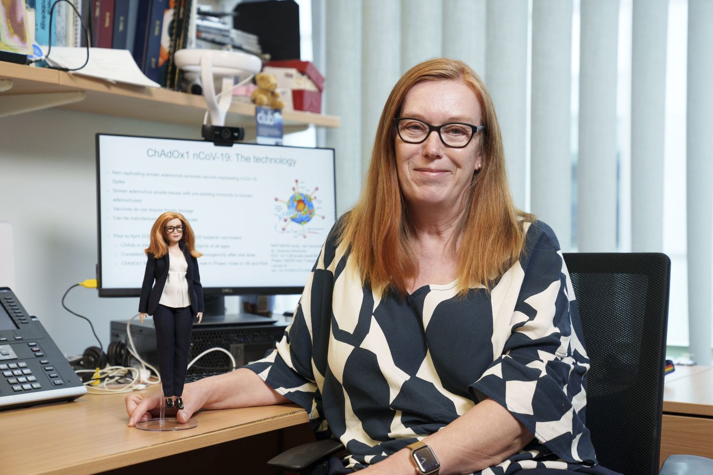 Вакцинолог из Оксфордского университета Сара Гилберт держит куклу Барби с ее изображением.