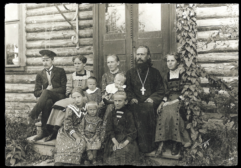 Karl Ustav perega Taeluva preestrimaja trepil.  Aladár Bán oli Ungari õpetlane, kes viibis 1911. aasta suvel Setomaal ja peatus oma uurimisretkel Karl Ustavi juures Taeluvas.