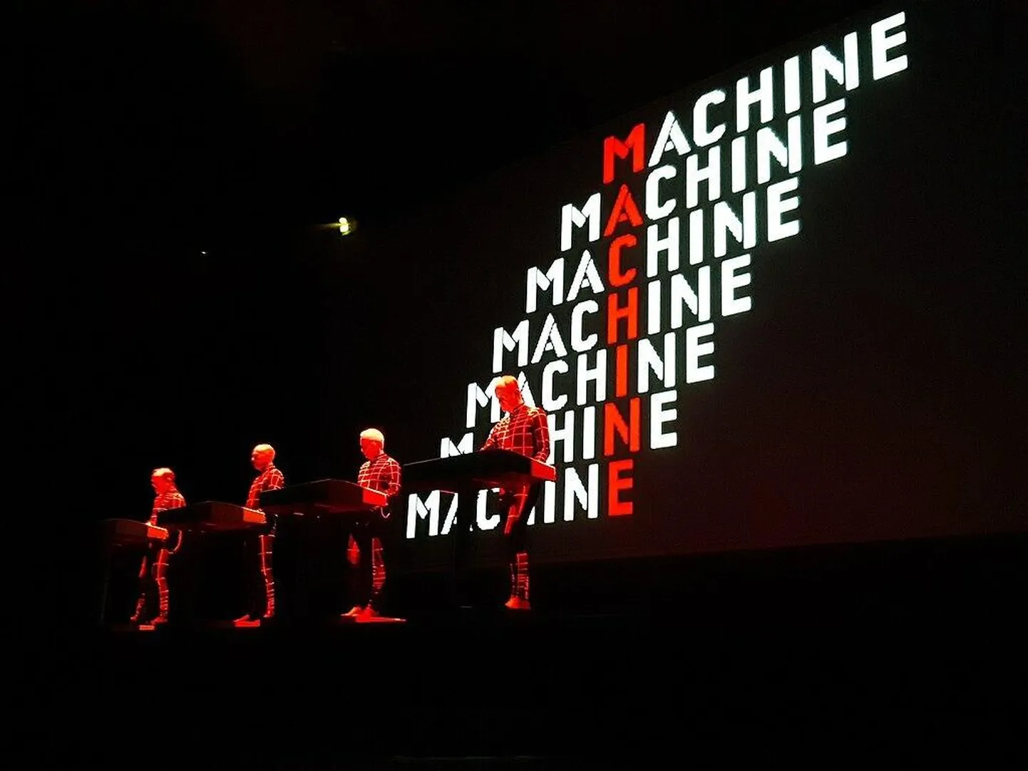 Inimene, masin, loodus – Kraftwerk esineb oma tuntuimas, Vene suprematistilt El Lissitskylt laenatud disainis 2019. aastal Pariisis.