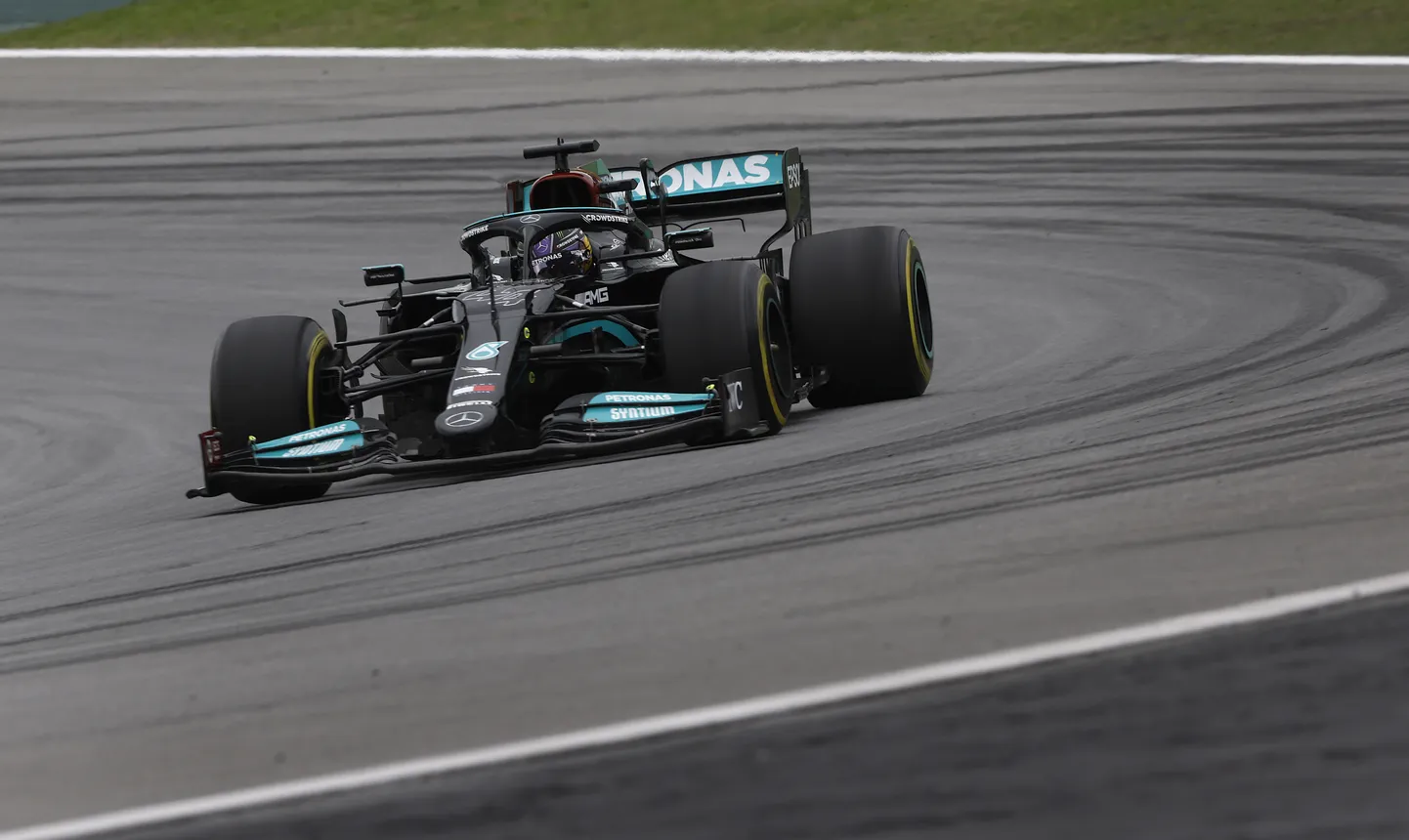 Lewis Hamilton Interlagose ringrajal.