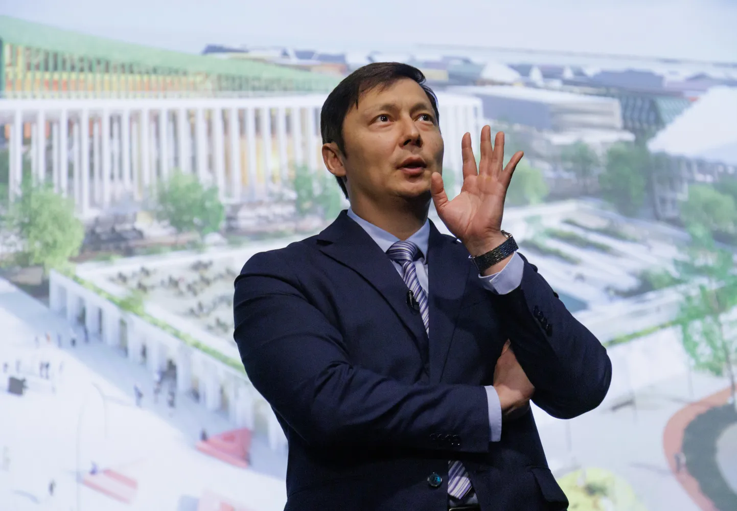 Mihhail Kõlvart linnahalli visiooni tutvustamisel.