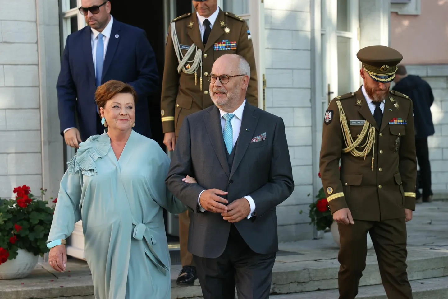 Vabariigi president Alar Karis abikaasaga Kadrioru presidendilossi roosiaias. 