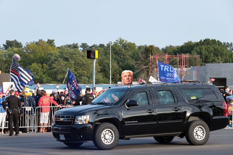 Koroonaviiruse tõttu Walter Reedi sõjaväehaiglasse viidud USA president Donald Trump lahkus sealt hetkeks, et tervitada oma toetajaid.