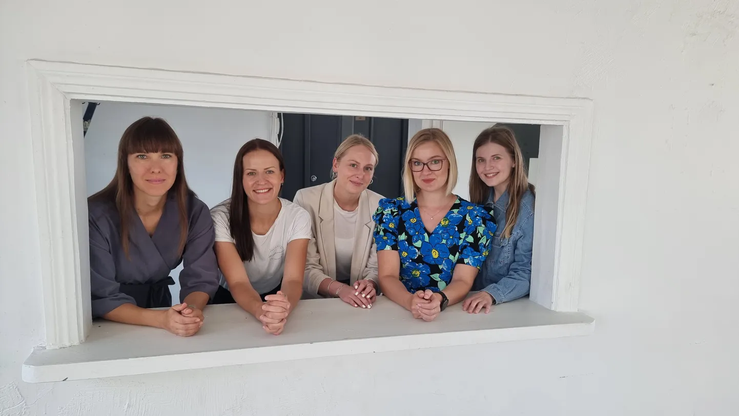 Tuleviku Tegijad tegevjuht Teibi Torm, kommunikatsioonijuht Helena Tomikas, partnerlussuhete juht Roberta Lupp, Tagasi Kooli e-tundide juht Riina Facecchia ja Tuleviku Tegijad sotsiaalmeediajuht Merilin Mändveer.