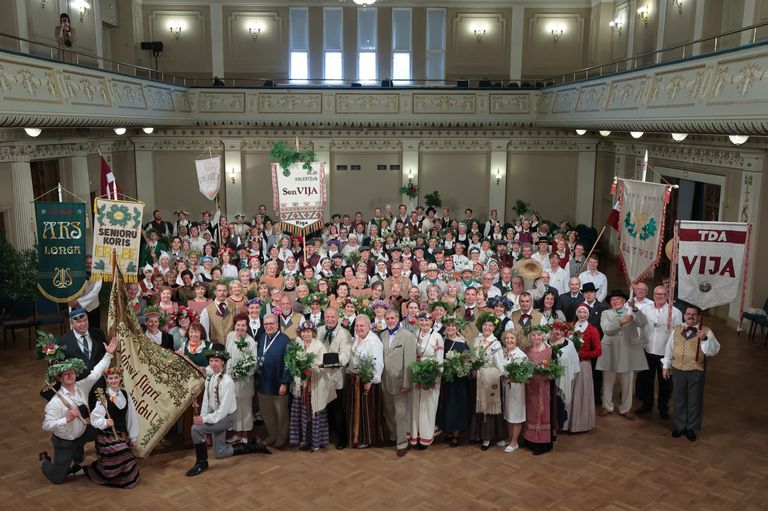 Rīgas Latviešu biedrība ar savu karogu pirms gājiena 2023. gada 2. jūlijā. Raksta autors pie karoga kreisajā stūrī.