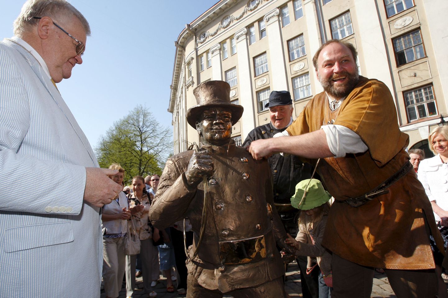 Tauno Kangro Tallinna vanalinnas koos linnapea Edgar Savisaarega Korstnapühkija skulptuuri avamisel.
