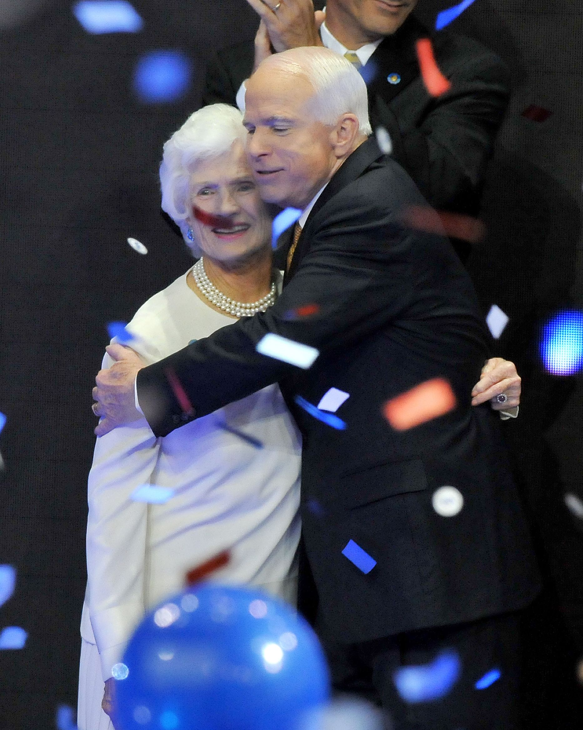 USA senaator John McCain kallistab oma ema Roberta McCain. 2008.