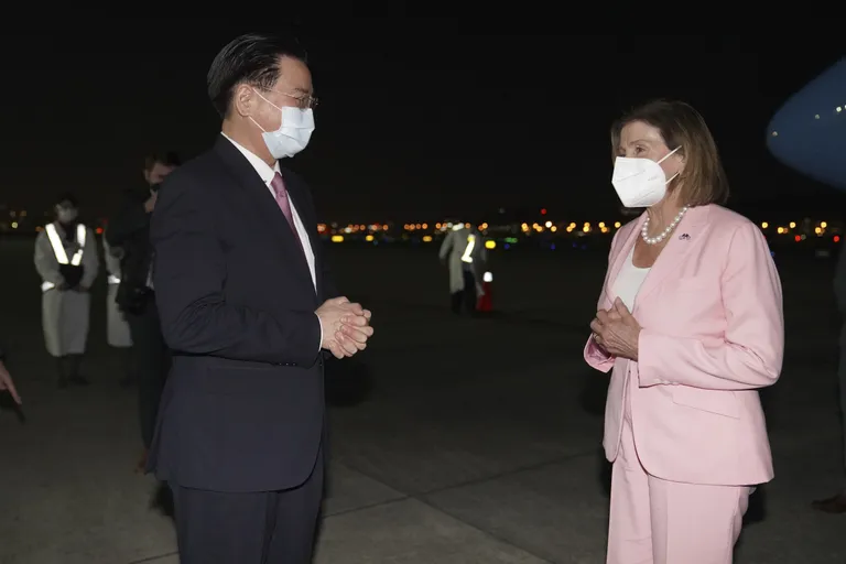 USA esindajatekoja spiiker Nancy Pelosi (roosas pükskostüümis, paremal) rääkimas 2. augustil 2022 Taiwanis Taipei Songshani lennujaamas Taiwani välisministri Joseph Wuga