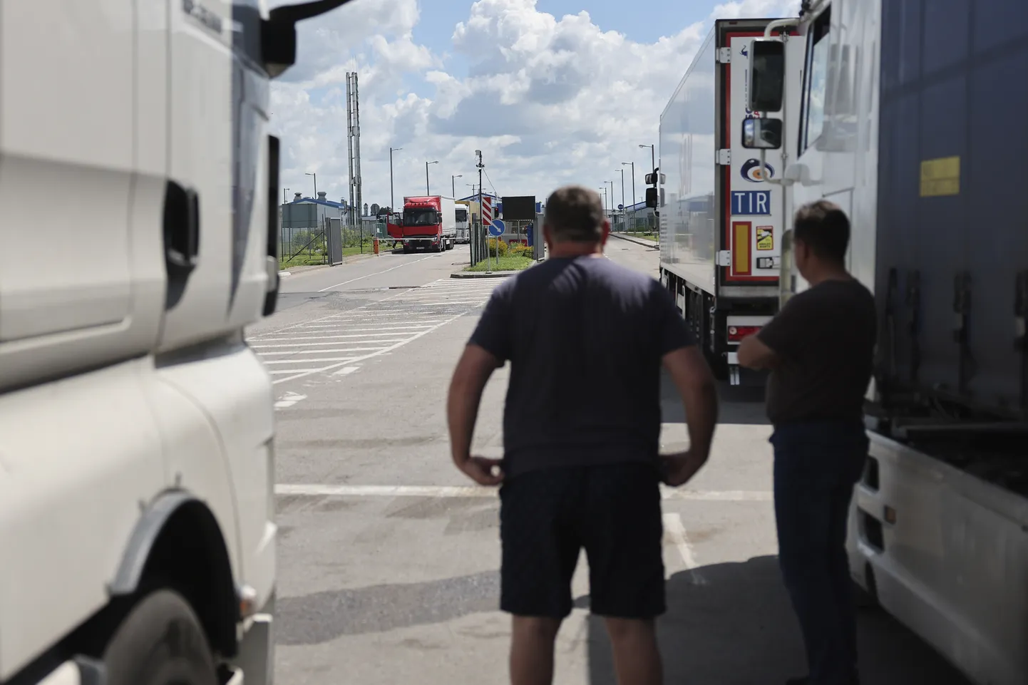 Дальнобойщики на пограничном пункте Чернышевское на российское-литовской границе.