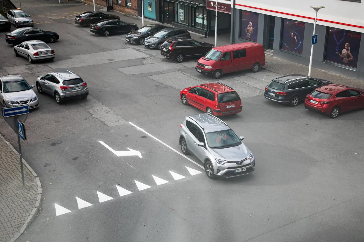 Rakveres sai Swedbanki-esine munakiviparkla eile märgistuse, mis peaks liikluskorralduse sellest autoga väljujatele selgemaks tegema. Uus märgistus ei tähendanud eile aga enamikule autojuhtidele midagi – vasakpööret sooritati sealt, kust keegi pidas seda endale mugavaks teha, kuid mitte selleks ette nähtud kohast.