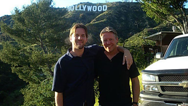 Ar draugu - mūziķi Ēriku Kīnu - pie uzraksta "Hollywood" 