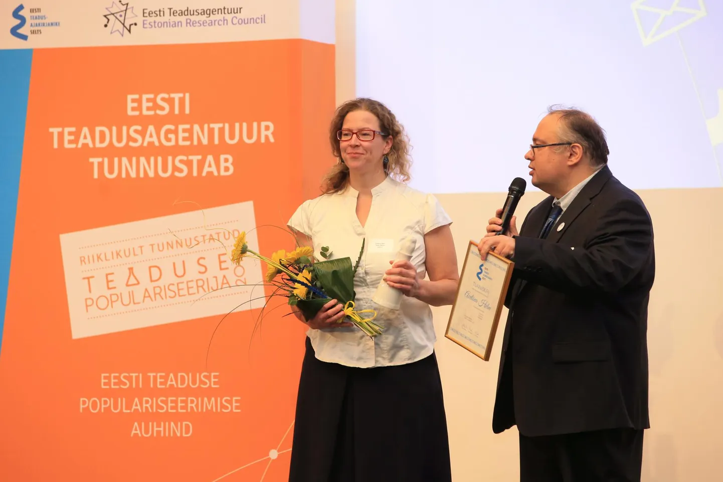 Eesti Teadusajakirjanike Seltsi teadusajakirjanduse sõbra auhinna Ökul sai tänavu Tartu ülikooli botaanika vanemteadur Aveliina Helm. Pildil Aveliina Helm ja teadusajakirjanik Priit Ennet.