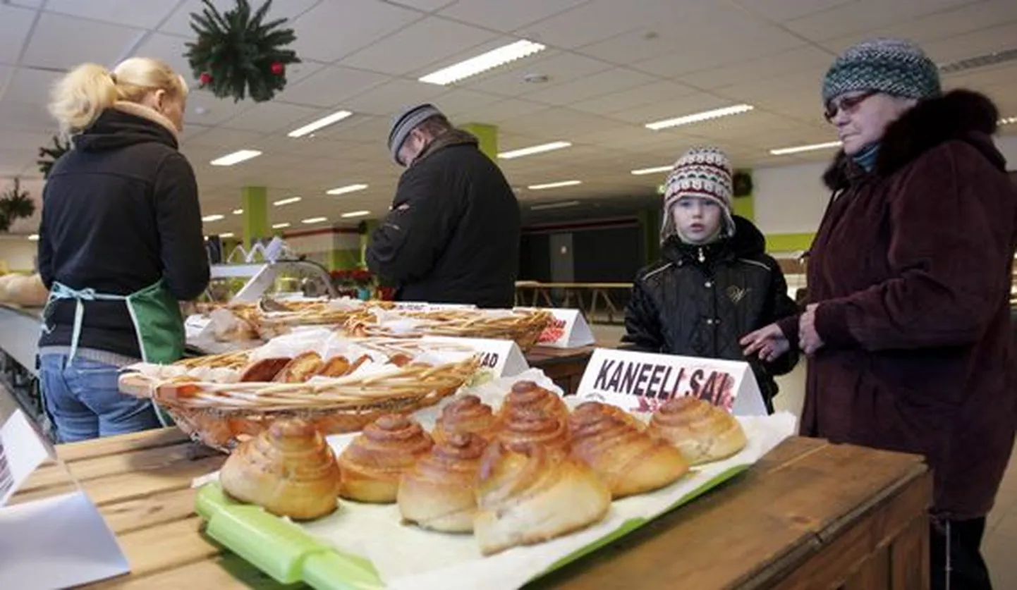 Jaanipäeva eel avatud Rakvere kesklinna turu on ostjad omaks võtnud ja müüjatel tekkinud oma kindlad kliendid.