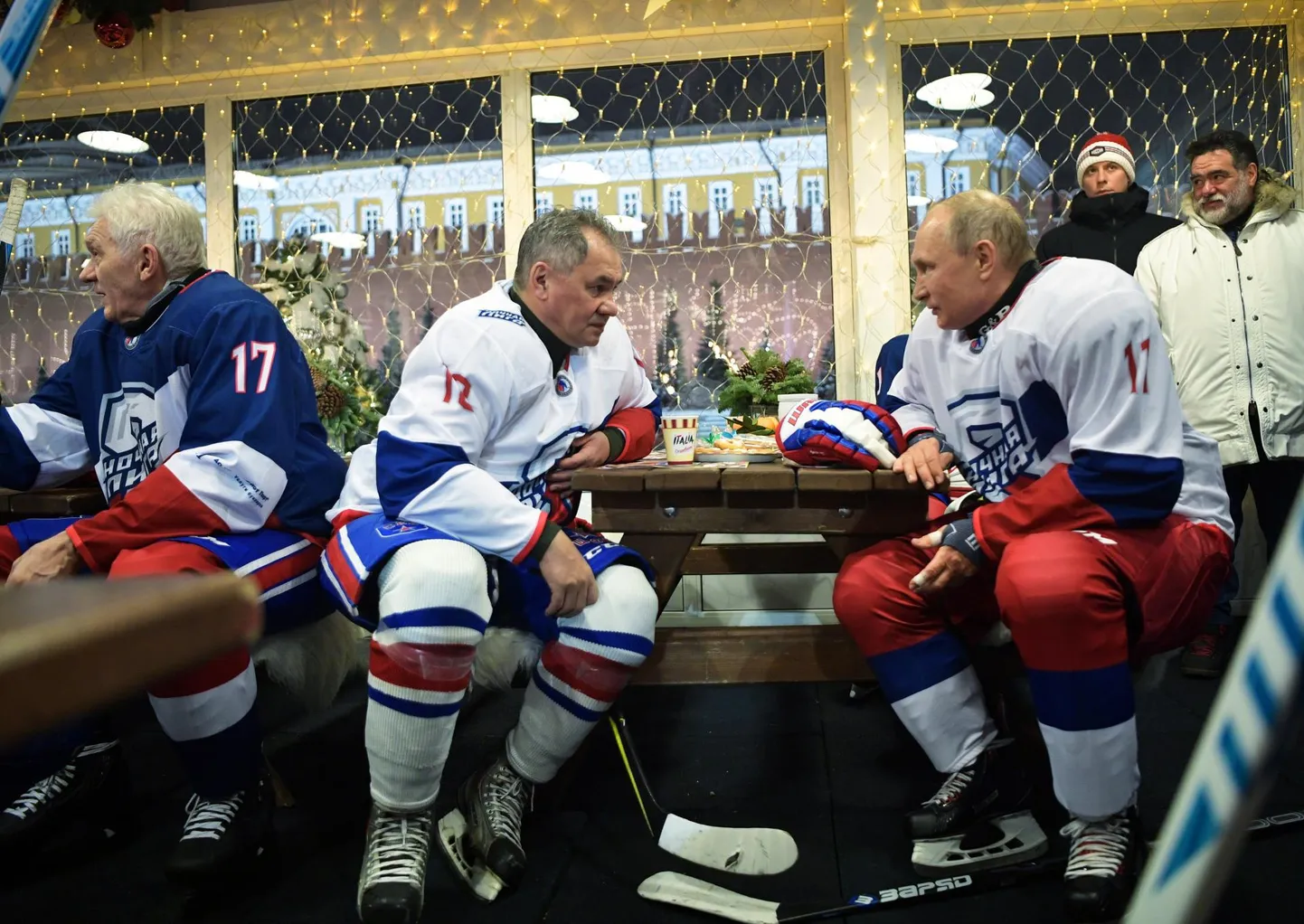 Геннадий Тимченко (слева), тайно занимавшийся бизнесом в Эстонии, четыре года назад на хоккейном матче в Москве. Рядом с ним министр обороны России Сергей Шойгу и президент Владимир Путин.