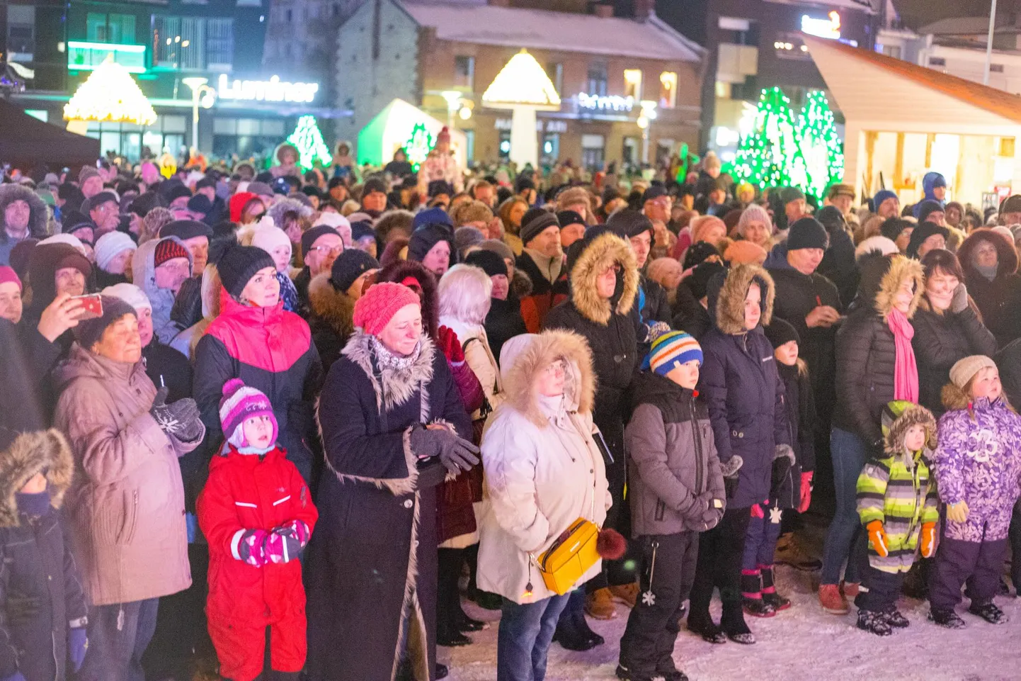 Advendiaja alguse puhul toimus pühapäeva õhtul Rakvere Keskväljakul kontsert, kus sadade pealtvaatajate ees esines lauljatar Birgit koos tütarlastekooriga.