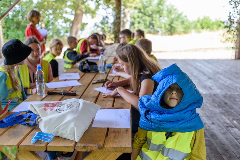На занятиях волонтеров досугового центра для детей украинских беженцев OGOGO.