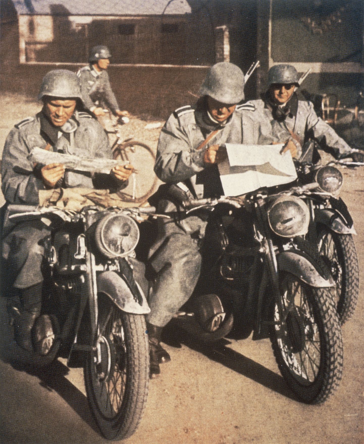 Teine maailmasõda. Saksa sõdurid mootorratastel. Pilt on illustreeriv