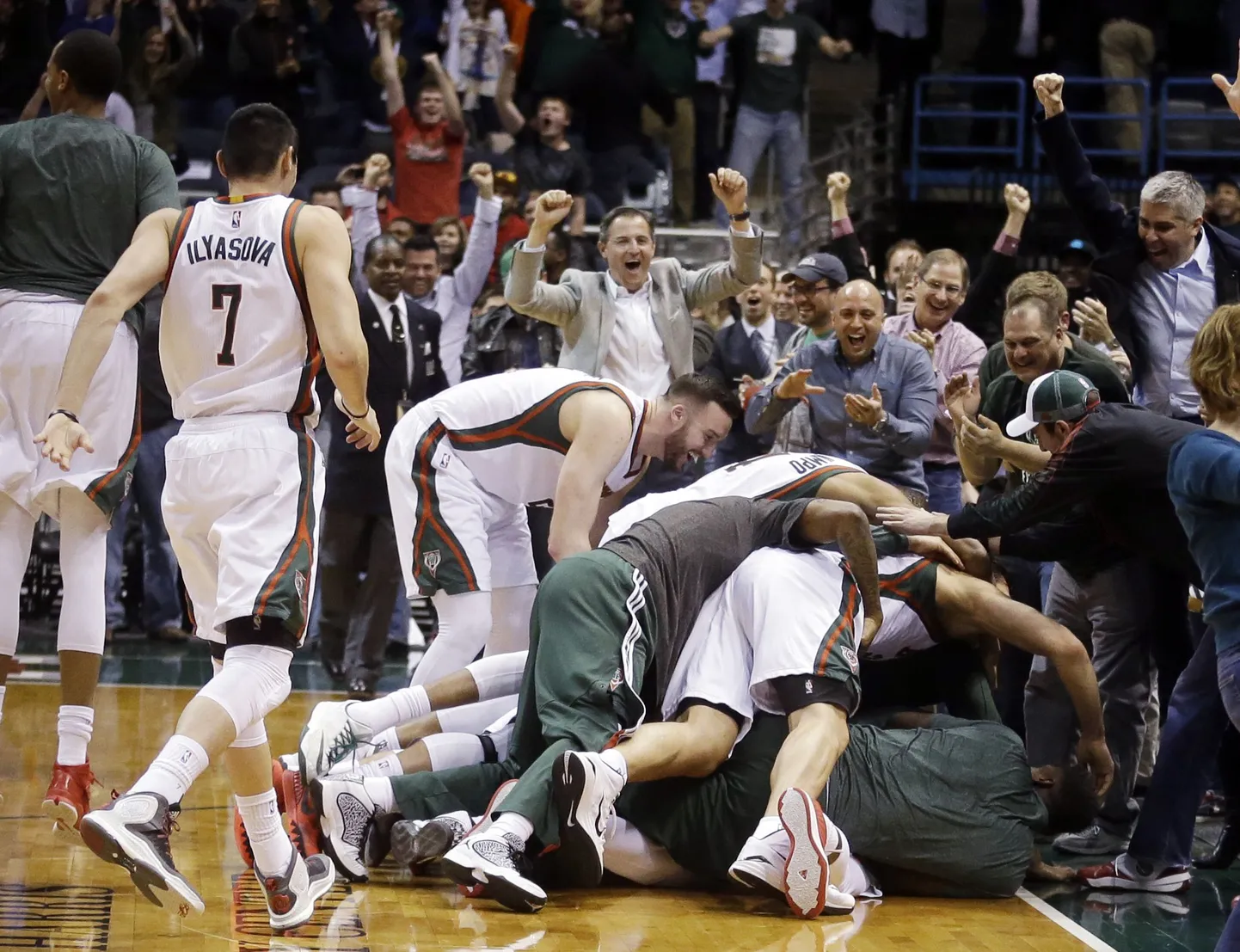 Khris Middletoni kaugvise tõi Milwaukee Bucksile hädavajaliku võidu.