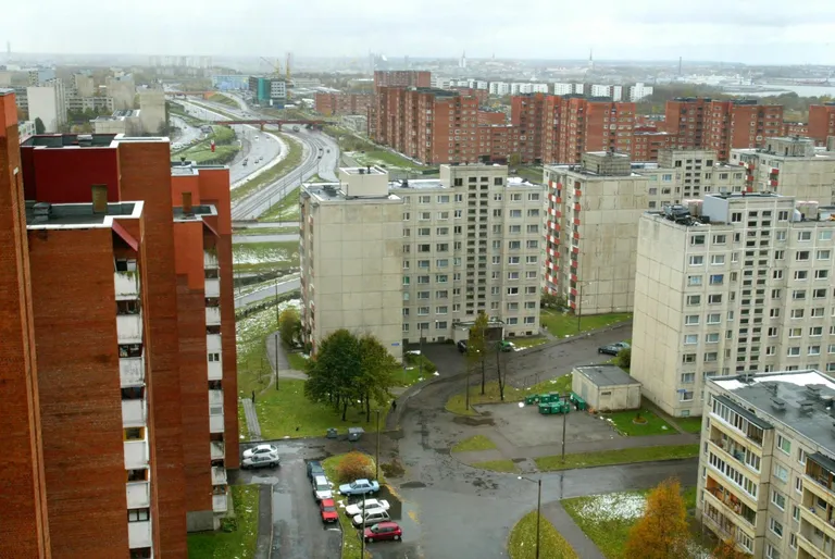 Kui elanike arv kahaneb, pole vaja nii palju kinnisvara ja hinnad hakkavad langema. Vaade Lasnamäele 2005. aastal.