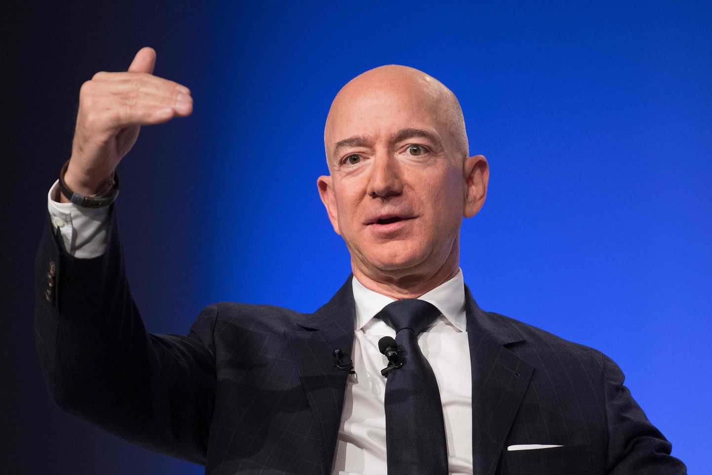 Jeff Bezos 2018. aasta septembris Marylandis Oxen Hillis lennunduse, kosmose ja küberkonverentsil esinemas