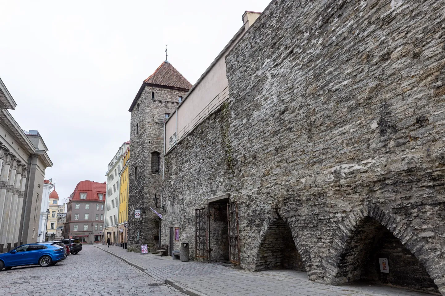 14. sajandil asuti kivimüüriga piiratud linna laiendama. Lõunaküljele püstitati Harju ja Karja värav ning nendevahelises müüris kerkis torn, mida me tunneme Assauwe nime all. 
