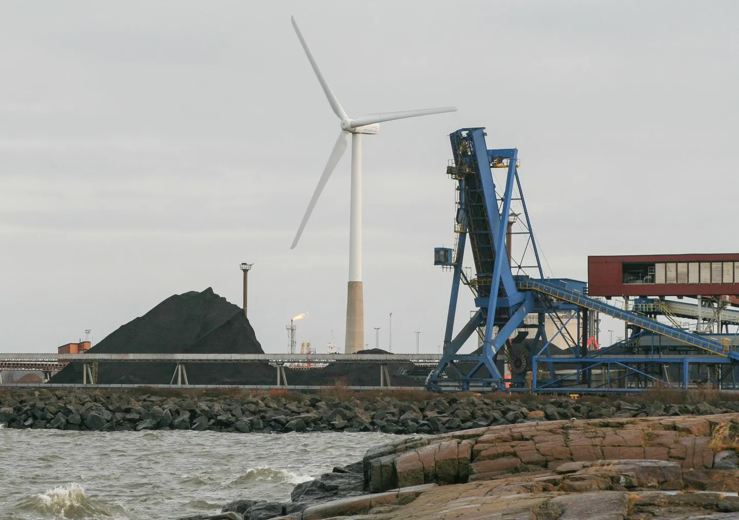 Vana ja uue energia kohtumine Meri-Pori sadamas: süsi, nafta rafineerimine ja tuulegeneraator.