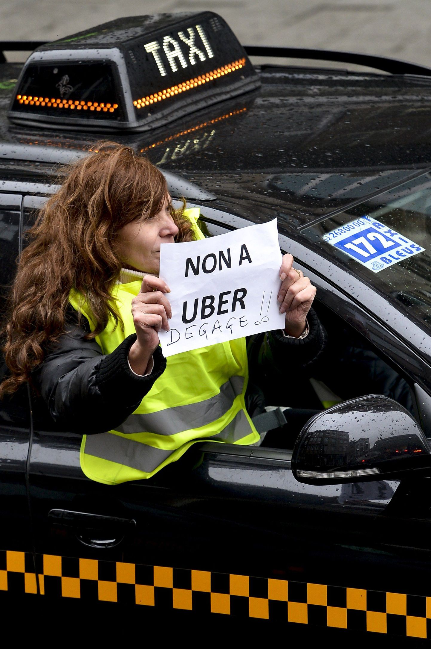 Brüsseli taksojuhtide Uberi-vastasel demonstratsioonil osaleja.