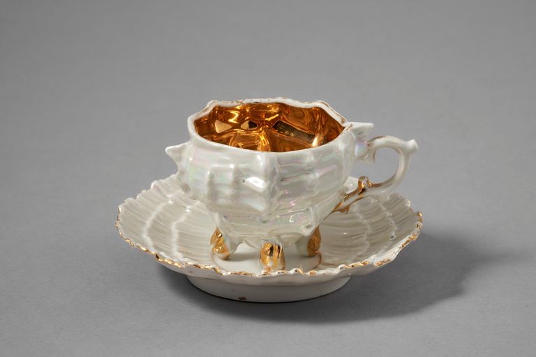 Tase un apakštase. Gliemežvāks. Gārdenera Porcelāna manufaktūra (?). 1800.–1825.g. Porcelāns; liets, virsglazūras lustras un zelta klājums.