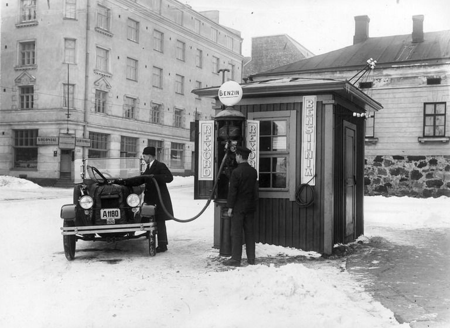 Nobel Standardin bensiinijaam Helsingis, Hietalahti turuplatsi serval.