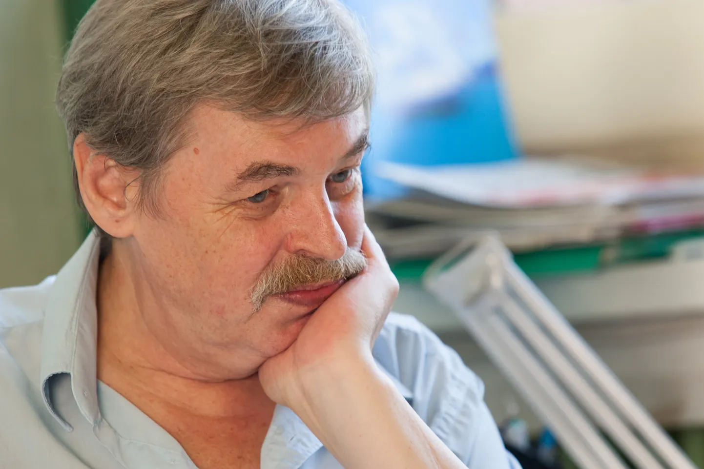 Юрий Михалев был любознательным, открытым человеком, который никогда не гнался за длинным рублем или славой - просто очень любил свою работу и старался сделать все, чтобы, несмотря ни на какие препятствия и трудности, в Нарве был свой театр.