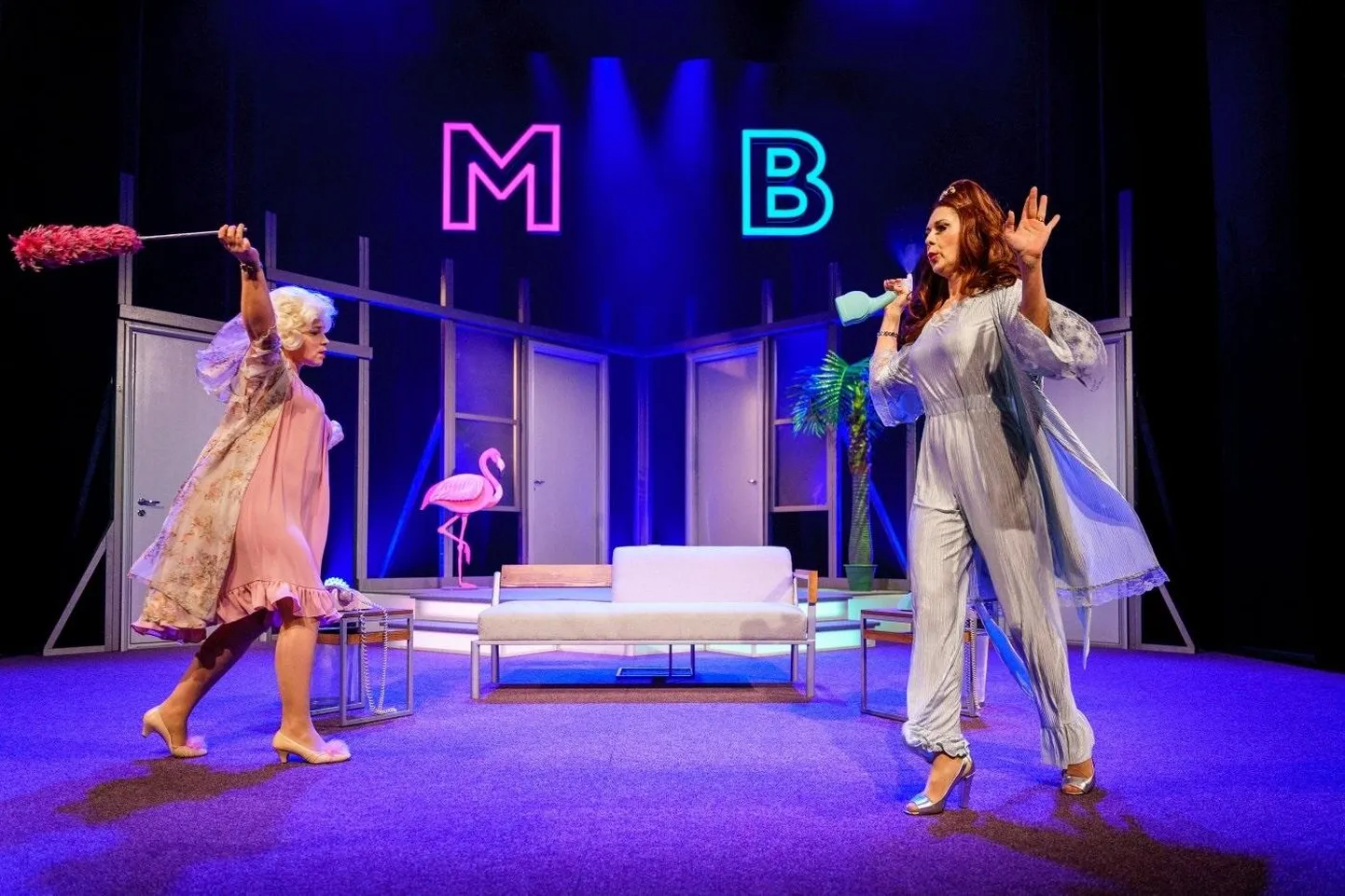 "Oi, Johnny" Rakvere teatris: Anneli Rahkema (Mary) ja Ülle Lichtfeldt (Barbara).