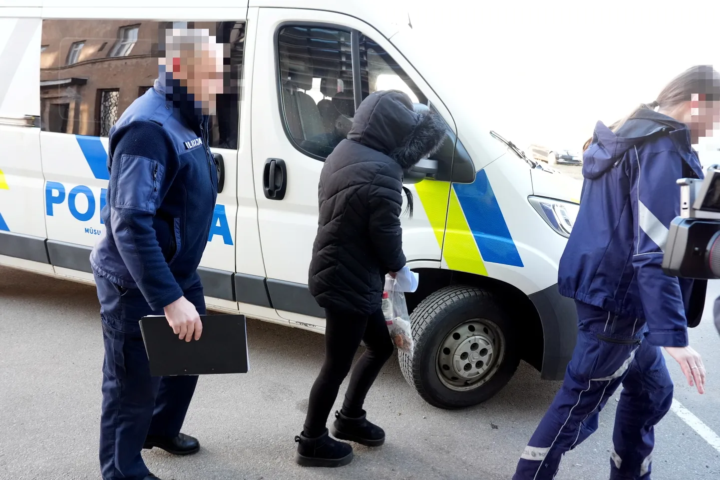 Okupācijas muzeja dedzināšanas lietā aizturētā sieviete tiek konvojēta uz tiesas sēdi Rīgas pilsētas Vidzemes priekšpilsētas tiesā, kur lems par apcietinājuma piemērošanu.