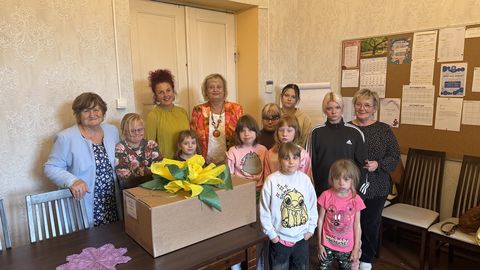 Zonta Viljandi klubi kinkis Lahmuse kooli tüdrukutele 18 voodipesukomplekti