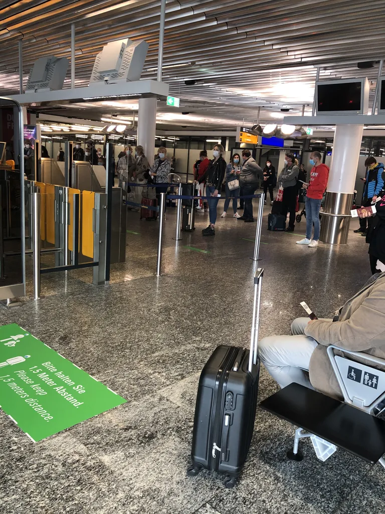 Madis koos teiste reisikaaslastega ootamas pääsu lennukile.