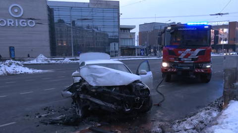ВИДЕО ⟩ Водитель врезался в бетонное ограждение тоннеля у Origo