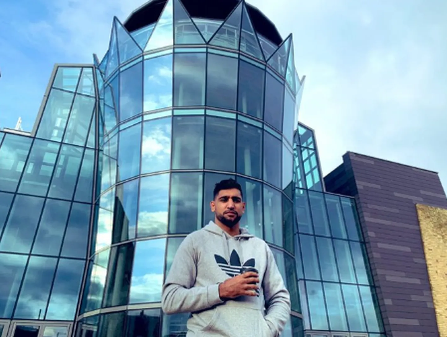 Amir Khan poseerimas annetatava maja ees.