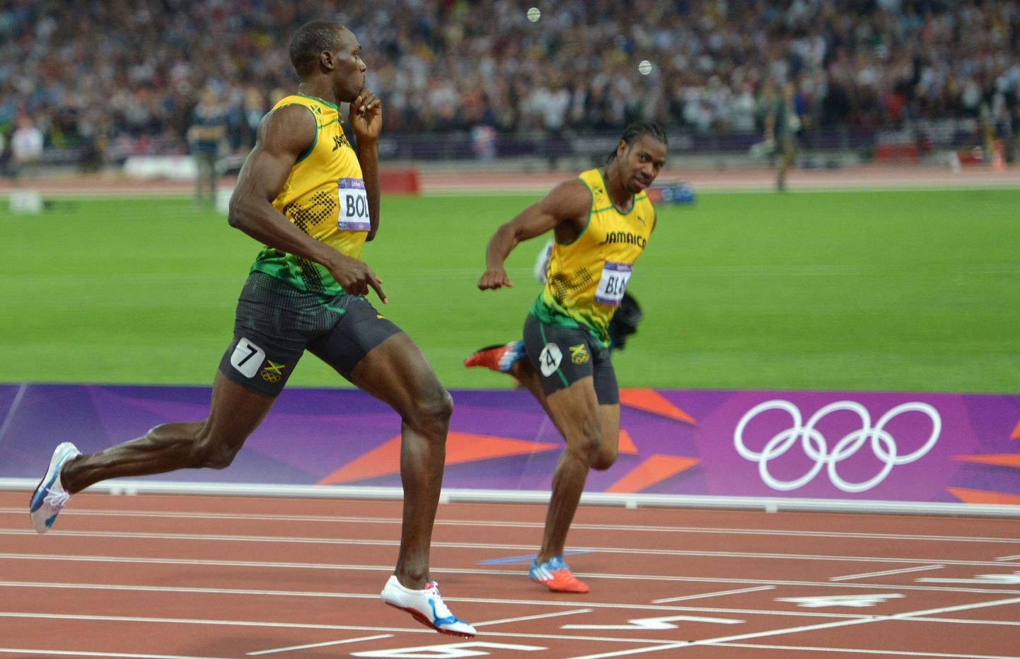 Usain Bolt võidutses Londoni olümpial ka 200 meetri jooksus, võites ajaga 19,32.