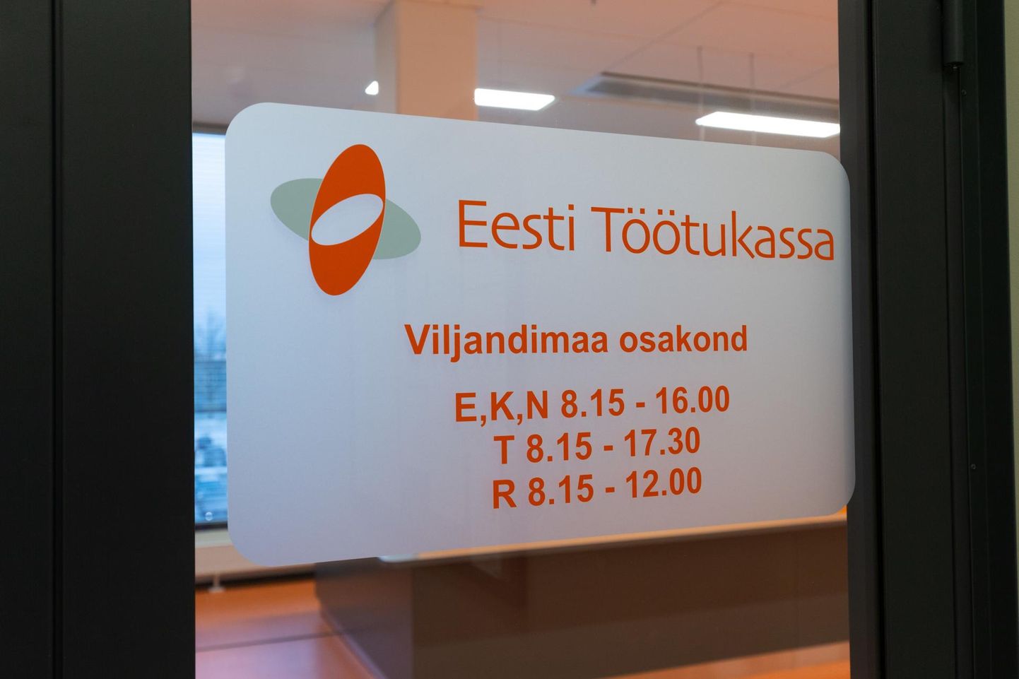 Töötukassa andmete järgi oli pühapäeval, 9. oktoobril Eestis 50 831 registreeritud töötut. Sellega tõusis Eesti registreeritud töötute arv suuremaks kui suvel, 30. juunil saavutatud koroonakriisi senine tipp, milleks oli 50 751 inimest.