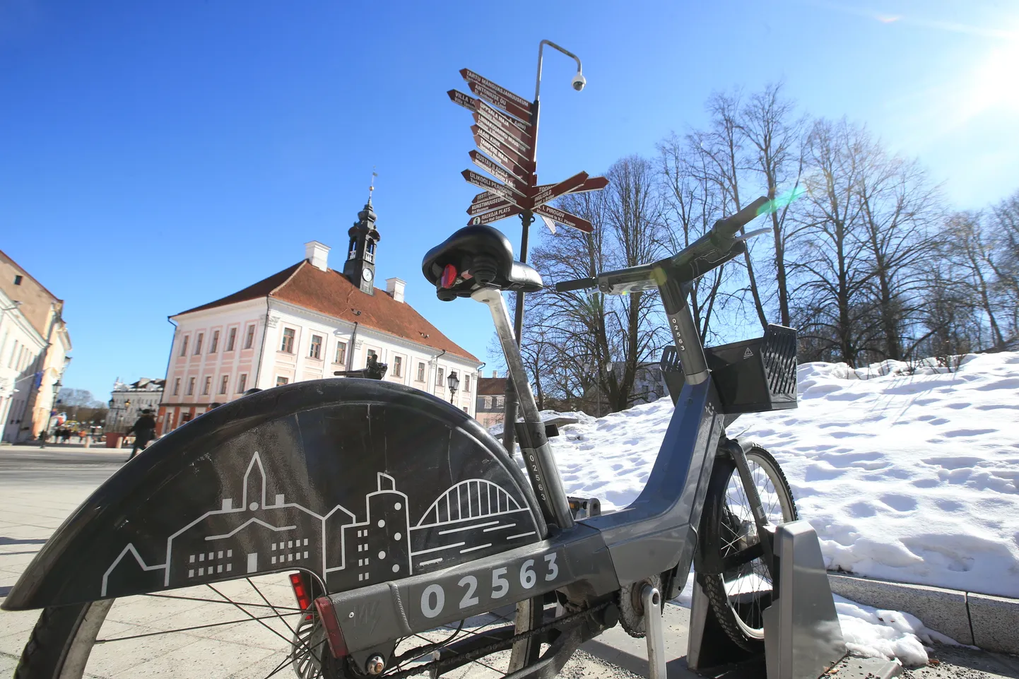 Rattaringluse jalgrattad raekoja taga parklas.