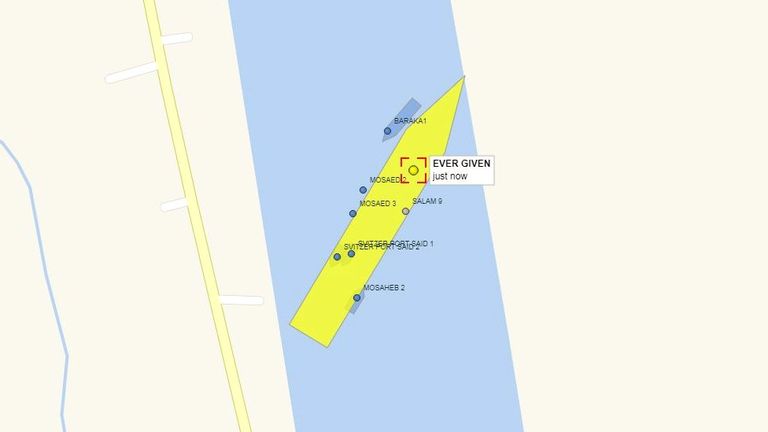 На карте, размещенной на сайте Vessel Finder, видно нынешнее положение судна в окружении нескольких буксиров и катеров