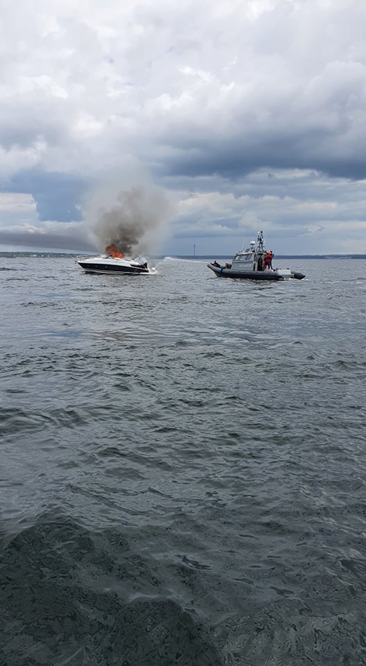 В Таллиннском заливе горит судно.