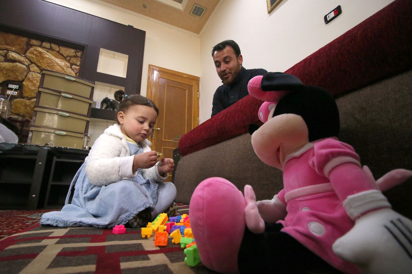 Süüria tüdruk Salwa elab nüüd koos oma vanematega Türgis.