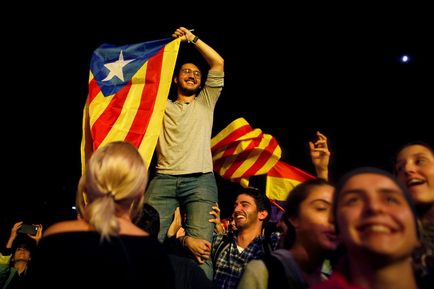 Mees hoidmas Kataloonia lippu pärast ebaseadusliku referendumi lõppu.