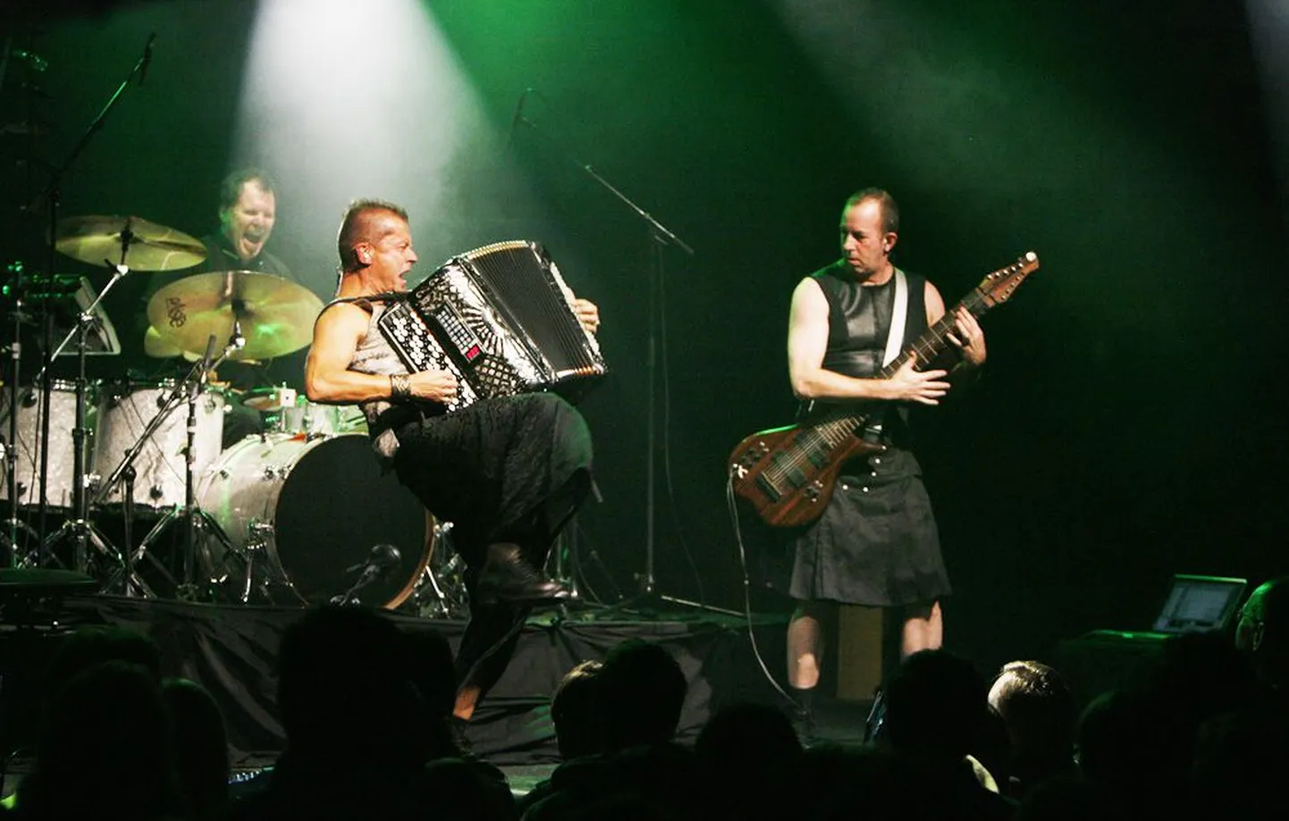 Psühhedeelse progeroki power-trio KTU ehk Pat Mastelotto, Kimmo Pohjonen ja Trey Gunn.