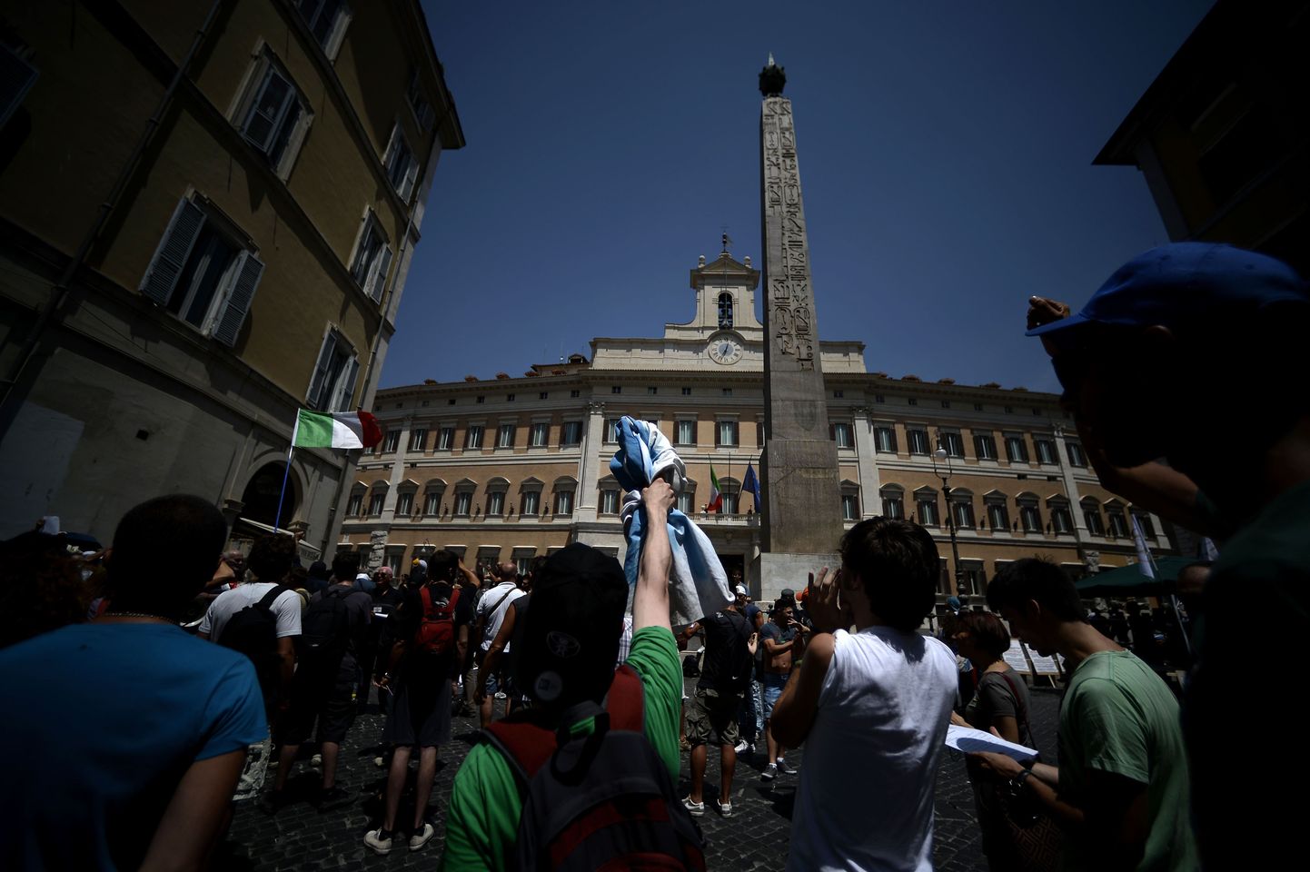 Itaallased avaldamas meelt kärbete vastu, 11. juulil Roomas.