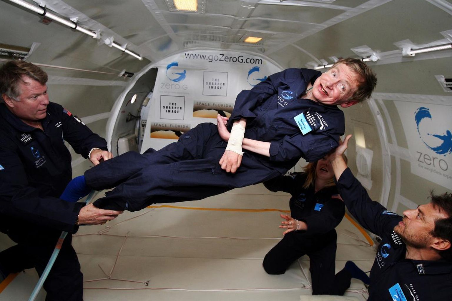 Stephen Hawking 2007. aastal 65. aastasena NASA kaalutust tekitava Boeing 747 pardal hõljumas.