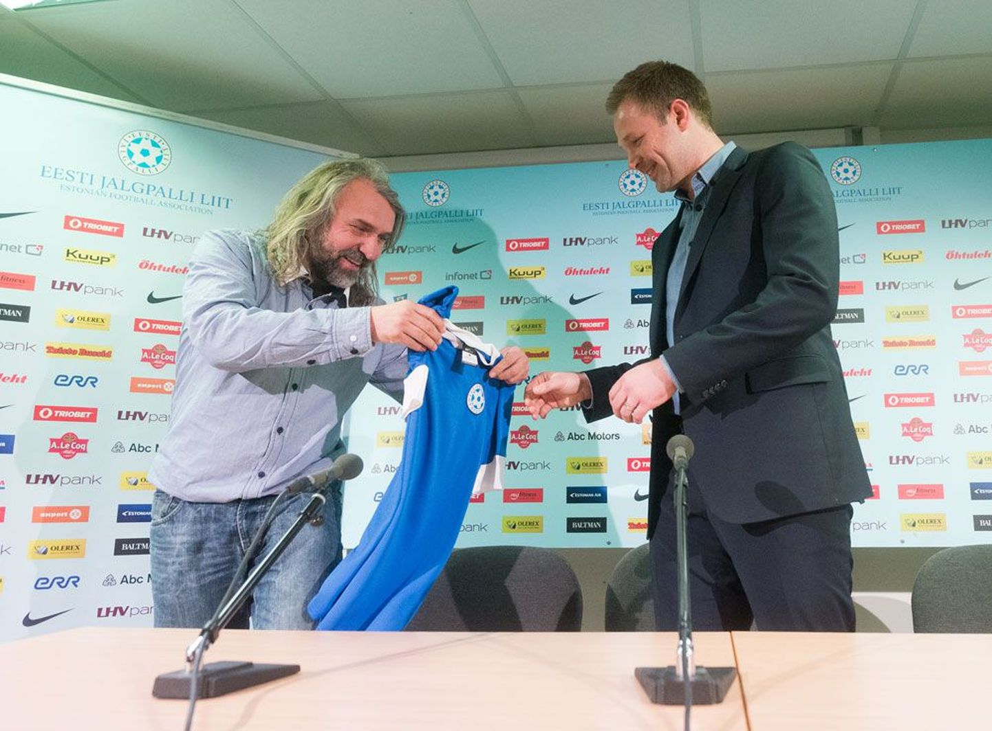Pressikonverentsi alguses kinkis Eesti Jalgpalli Liidu president Aivar Pohlak  koondise uuele juhendajale Magnus Pehrssonile Eesti koondise särgi, et viimane ikka teaks, millist tiimi ta edaspidi esindab.