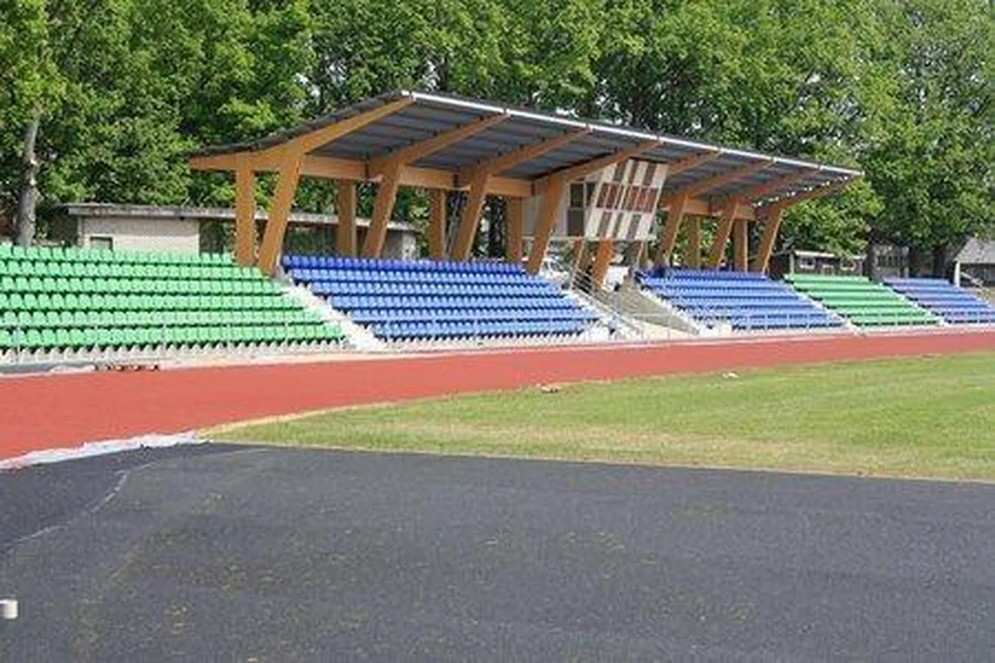 Viljandi staadioni tribüün mahutab tuhatkond inimest ja ligikaudu sama palju elanikke kaotas läinud aastaga Viljandimaa.